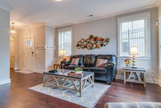 Modern 3 King Belmont Retreat with 2 Living Rooms Walk to Belmont & Vanderbilt Near Music Row The Gulch & 12th South 2 miles to Broadway Large Dining Table Smart TVs Parking 24 Hr Hospitality - 2