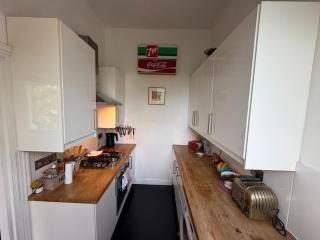 Characterful 1BDR Flat with Desk in Brixton Hill - 9