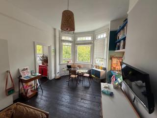 Characterful 1BDR Flat with Desk in Brixton Hill - 3