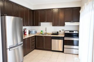 Charming GTA Retreat Near Airport and Wonderland - Brampton - 9