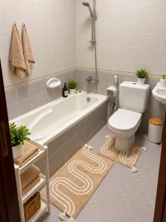 Cozy 1BR Apartment with Full Kitchen & Two Bathtub - 5