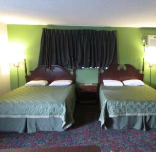 Gaslite Motel - 2