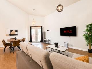 16 Ave 2BR Main Floor Minutes to Downtown Calgary - 8