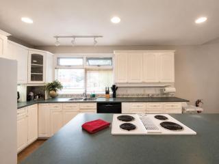 16 Ave 2BR Main Floor Minutes to Downtown Calgary - 6
