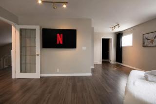 16 Ave 2BR Main Floor Minutes to Downtown Calgary - 3