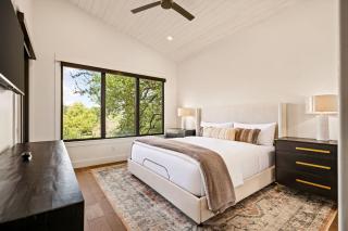 Luxe 3BR Lake Stay - BBQ - Firepit - Pickleball - 7