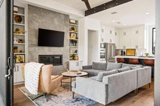 Luxe 3BR Lake Stay - BBQ - Firepit - Pickleball - 4