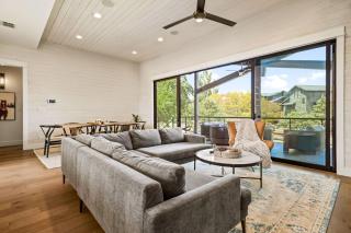 Luxe 3BR Lake Stay - BBQ - Firepit - Pickleball - 3