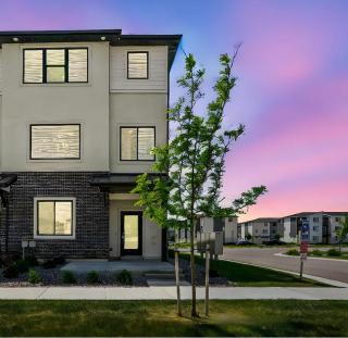 Spacious Modern townhome near Ski and Snowboarding - 0