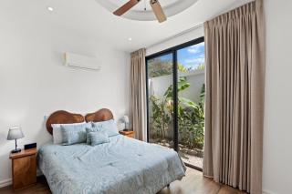 Swim-Through Glass Pool Villa, 5min Beach - 1