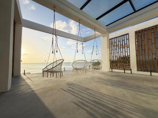 LuxVilla Modern Beachfront in the Village - 8