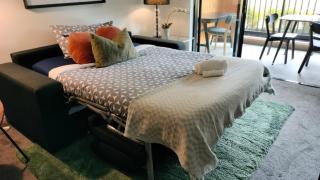 Comfy 1-Bed Apartment with Park Views Sleeps 4 - 8
