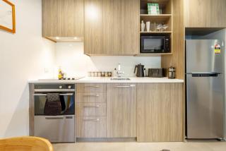 Comfy 1-Bed Apartment with Park Views Sleeps 4 - 7