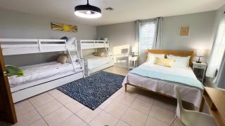 Fun Retro Island Vibe Sleeps 17 Beach 1 block home - 6