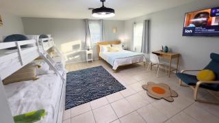 Fun Retro Island Vibe Sleeps 17 Beach 1 block home - 3