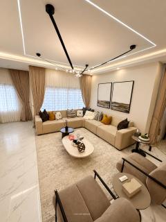 Lunarluxe Apartment - 5