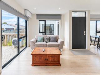 Modern 5BR 3BA NEW Home & 2km to Botanic Gardens 02 - 1