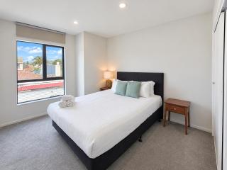 Modern 5BR 3BA NEW Home & 2km to Botanic Gardens 02 - 5