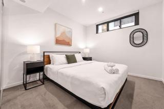 Stylish South Bank Apt with King Bed, Pool and Balcony - 8