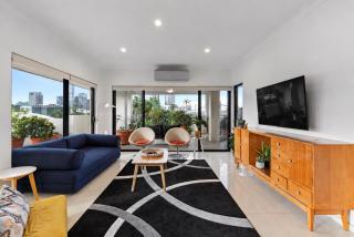 Spacious 2BR Apt with WiFi, Parking & HUGE Balcony - 0