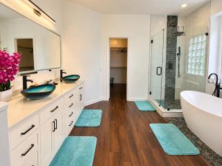 Luxury Lakefront 4BR - Corporate & Extended Stay Friendly -  - 8