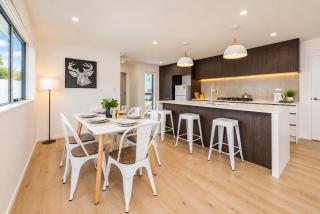 Central 4BR Brand New Home with free parking - 0