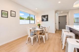 Central 4BR Brand New Home with free parking - 3