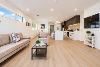 Central 4BR Brand New Home with free parking - 2