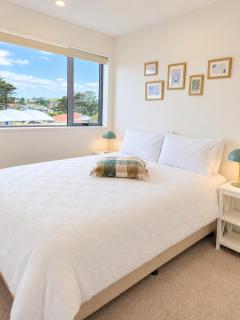 Central 4BR Brand New Home with free parking - 9