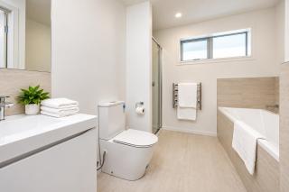 Central 4BR Brand New Home with free parking - 5