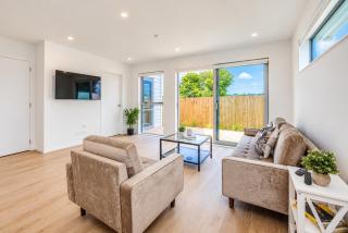 Central 4BR Brand New Home with free parking - 4