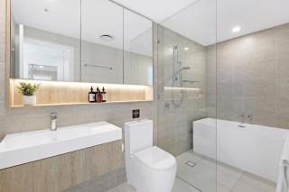 The Star - Luxe 2BR with Ocean Views, Pool & Balcony - 2