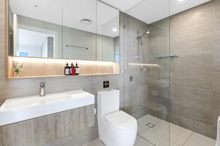 The Star - Luxe 2BR with Ocean Views, Pool & Balcony - 1