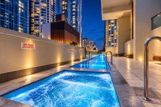 Lvl 32 View - Pool, Spa, Sauna - Sleep 6 & Parking - 7