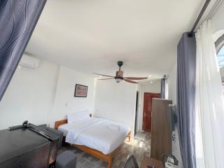 Queen bed room with Balcony city view at pham ngoc thạch - 0