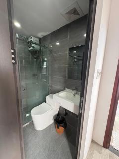 Queen bed room with Balcony city view at pham ngoc thạch - 9