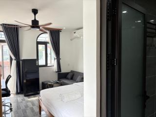 Queen bed room with Balcony city view at pham ngoc thạch - 4