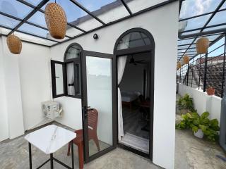 Queen bed room with Balcony city view at pham ngoc thạch - 1