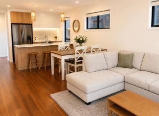 Jacks Point Alpine Escape,Near Ski & Golf, Brand New with free parking! - 0