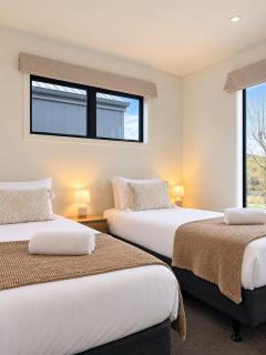 Jacks Point Alpine Escape,Near Ski & Golf, Brand New with free parking! - 1