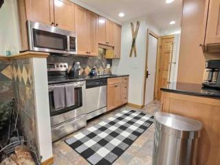 CozyDen- Location, Ski Off/ Shuttle On - 4