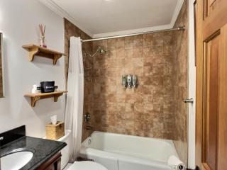 CozyDen- Location, Ski Off/ Shuttle On - 2