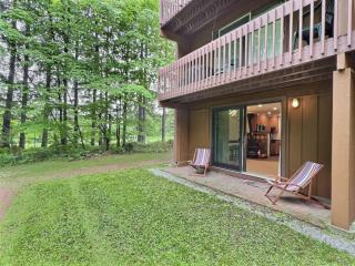 CozyDen- Location, Ski Off/ Shuttle On - 1