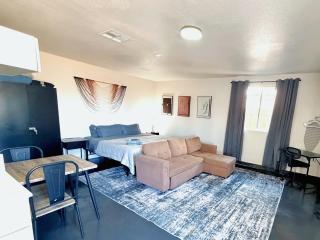 Elegant Private Studio Sleeps 4! 10Min to Strip - 0