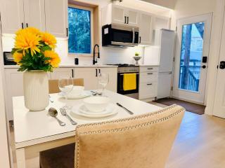 Prince Rupert Suites: Modern 1BR Kitchen & Laundry - 6