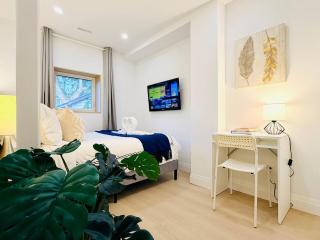 Prince Rupert Suites: Modern 1BR Kitchen & Laundry - 5