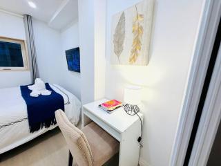 Prince Rupert Suites: Modern 1BR Kitchen & Laundry - 1