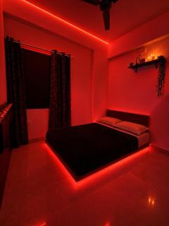The Cozy Hive - Fantasy Room & Luxe Dreamy 2BHK - 1