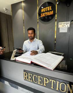 Hotel Satyam Near Ramakrishna Ashram metro - 9