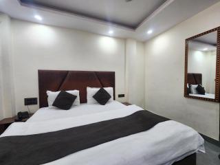 Hotel Satyam Near Ramakrishna Ashram metro - 2